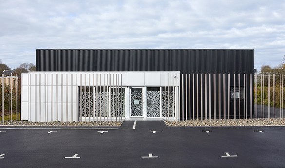 Parking et bâtiment du cabinet d'orthodontie Dentel à Lannion